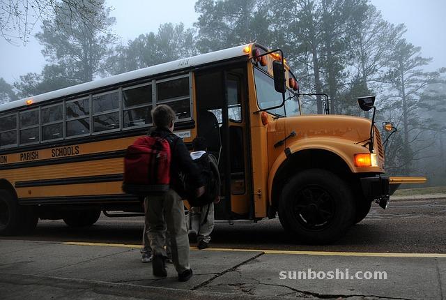 夢(mèng)見(jiàn)坐公交車-乘坐公交車-自己坐公交車-孕婦坐公交車-坐公交車回家