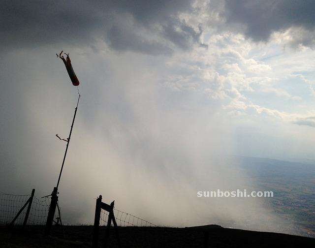 夢見狂風暴雨-電閃雷鳴狂風暴雨-狂風暴雨電閃雷鳴-屋外狂風暴雨-海上狂風暴雨