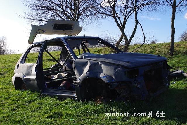 夢見車被燒了-夢見車被燒毀-夢見自己的車被燒毀