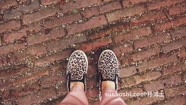 夢見穿拖鞋走路-夢見自己穿拖鞋走路-女人夢見穿拖鞋走路