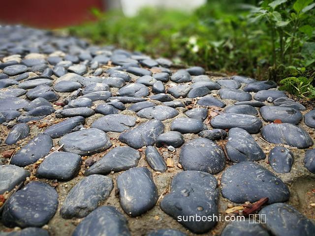 夢見石子路-夢見走石子路-夢見赤腳走石子路